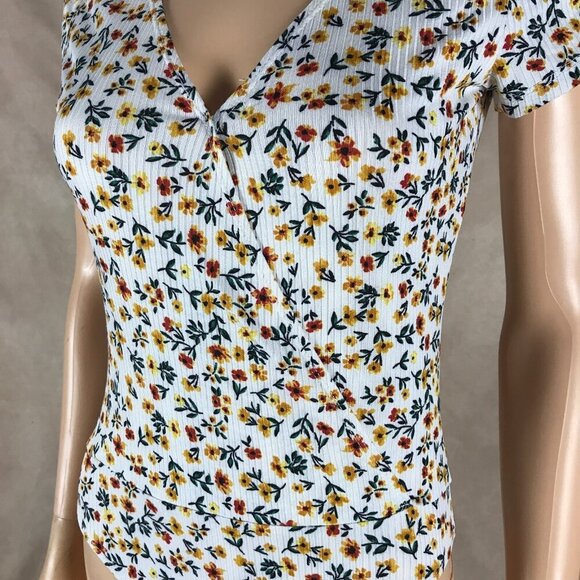 Inspired Hearts White Floral V-neck Short Sleeve Bodysuit NWT Large - Picture 6 of 6
